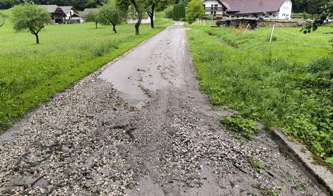 Huda ura v Lukovici: poplavljalo hiše in avtomobile