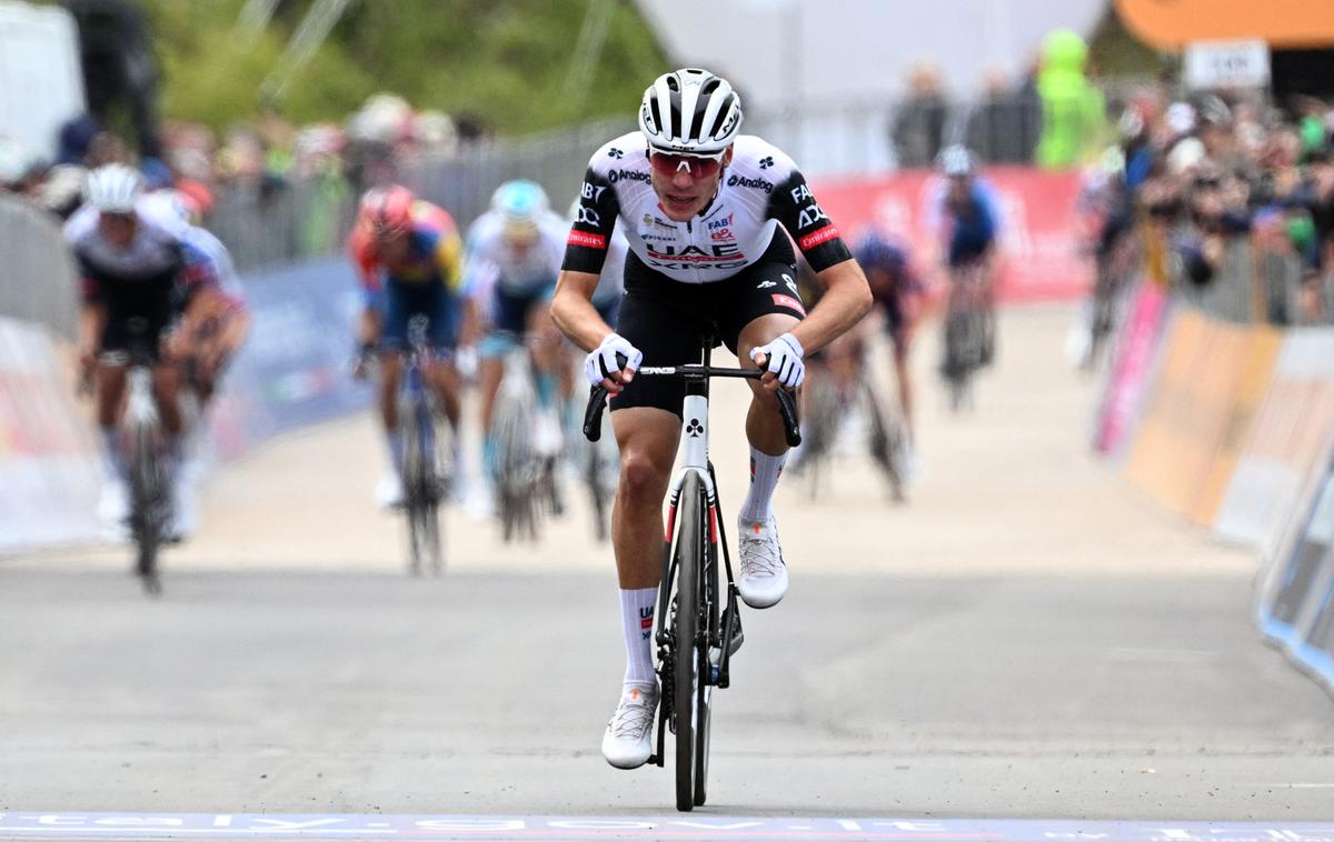 Juan Ayuso | Juan Ayuso dirka na svojem četrtem grand touru, danes pa se je veselil svoje prve zmage na tritedenski dirki.  | Foto Reuters