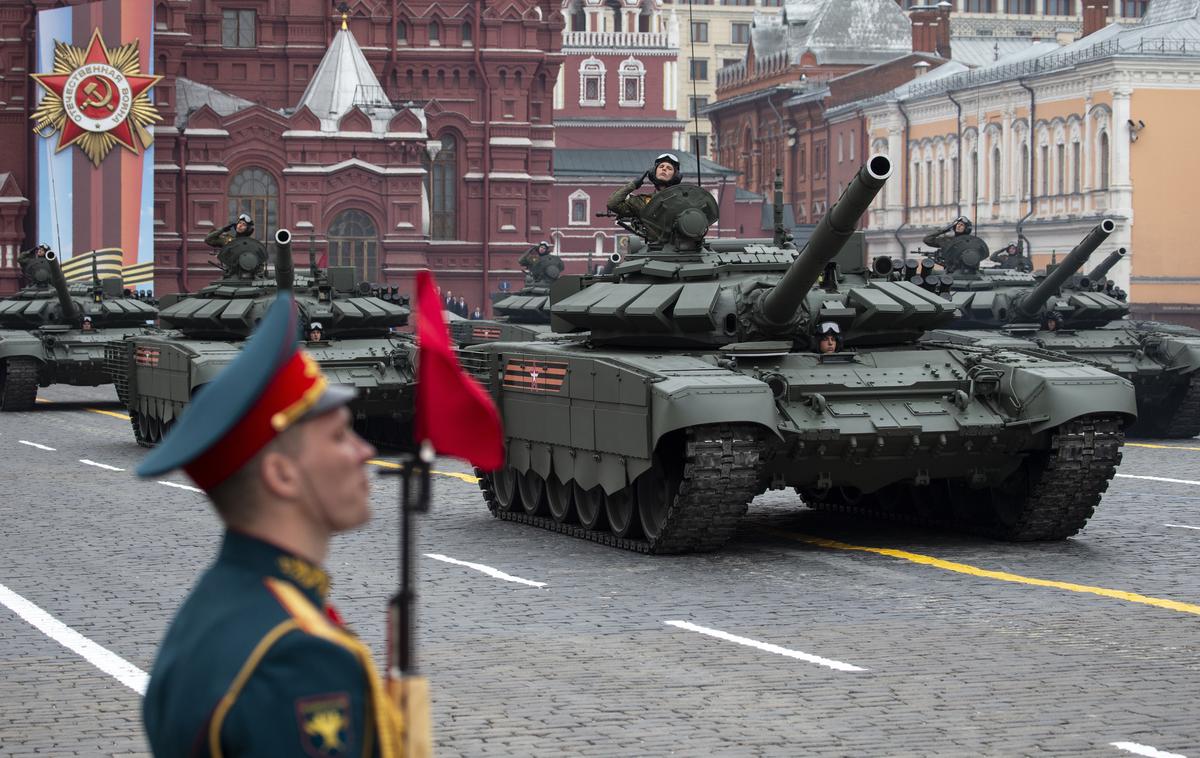 Ruski tanki | Če bo Moskva ocenila, da je Nato oslabljen, lahko Rusija napade Evropo, ocenjujejo danski vojaški obveščevalci. | Foto Guliverimage