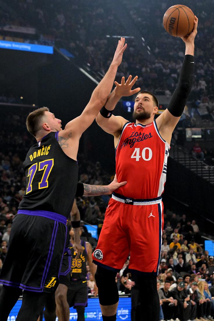 Ivica Zubac je kraljeval pod obročema. | Foto: Reuters
