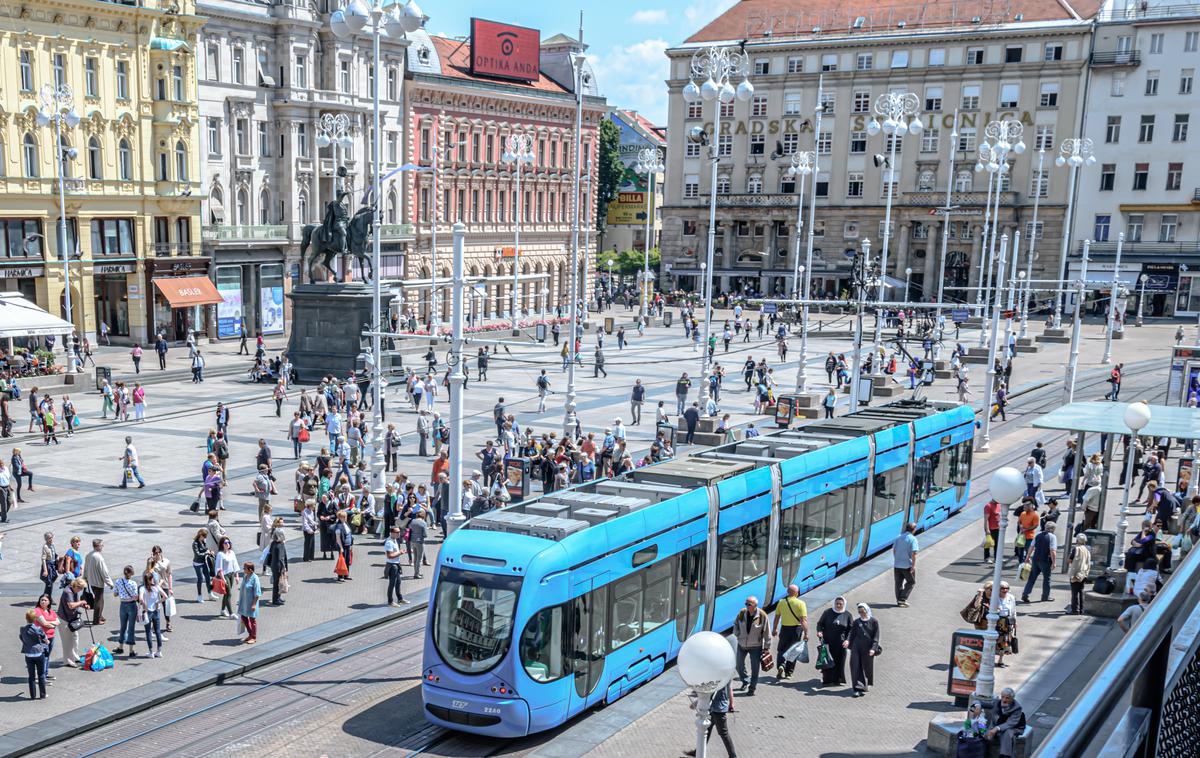 Zagreb tramvaj | Zagreb ima v letošnji turistični sezoni na voljo enako število ležišč v zasebnih namestitvah kot pred pandemijo covid-19, deset odstotkov več ležišč v hotelih in za 25 odstotkov manj ležišč v mladinskih hotelih, kjer je njihovo število padlo z 2.400 na 1.800. | Foto Shutterstock
