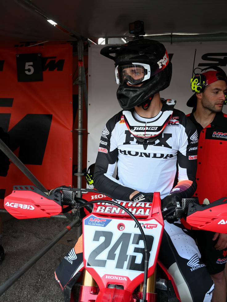 Tim Gajser je Slovenijo postavil na zemljevid svetovnega motokrosa, a Slovencem zato ni nič lažje. | Foto: Matej Podgoršek