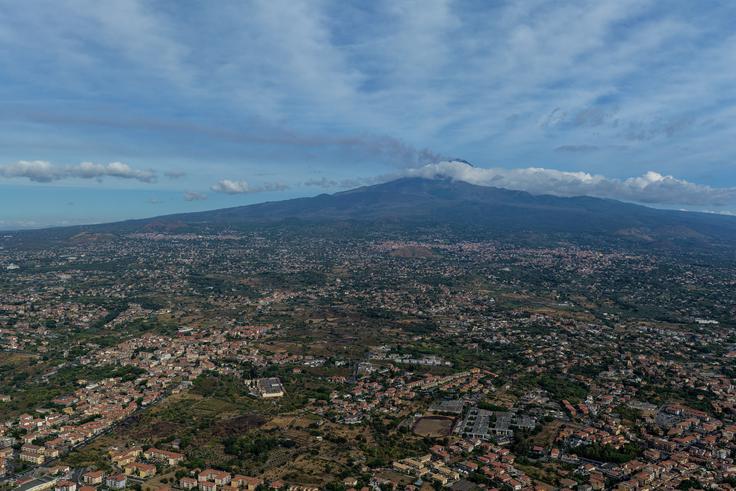 Več kot 3300 metrov visoka Etna je najaktivnejši evropski vulkan in izbruhne večkrat letno. Izbruhi, ki največkrat ne predstavljajo nevarnosti, običajno ponujajo spektakularen pogled in privabljajo številne gledalce. | Foto: Reuters