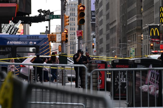 Umor New York | Piacentijevo in 68-letnega moškega je sredi belega dne na ikoničnem newyorškem trgu Times Square zabodla Pamela Cisneros, ki je bila oborožena z dvema nožema. | Foto Reuters