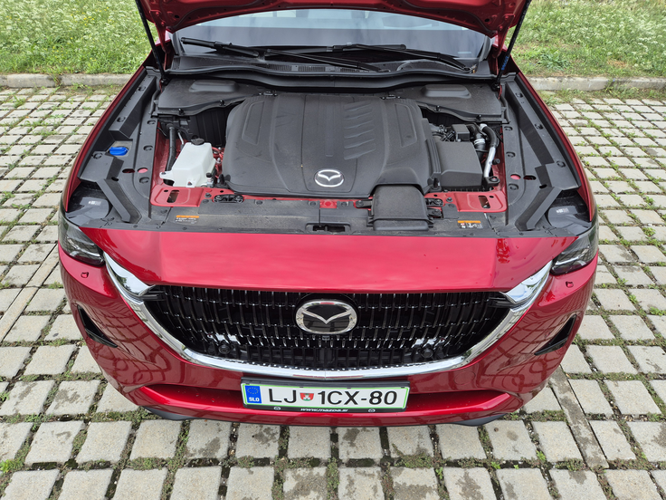 Vzdolžno postavljeni 6-valjni motor, ki favorizira zadnji pogon, je Mazda najprej uporabila pri modelu CX-60.  | Foto: Aleš Črnivec