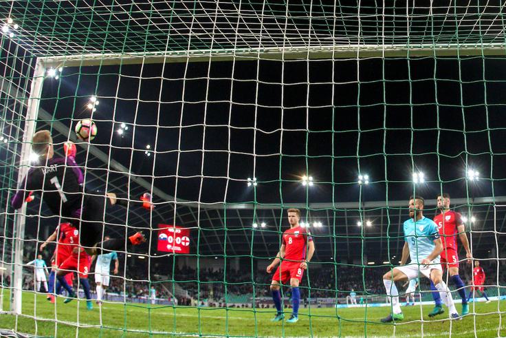 Dvakrat ga je rešil okvir vrat. Obakrat po strelu Jasmina Kurtića. | Foto: Grega Valančič/Sportida