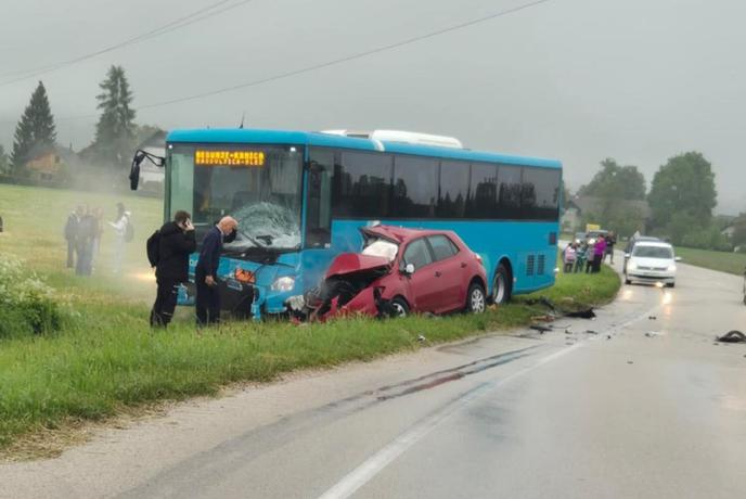 Huda prometna nesreča na Gorenjskem: umrl voznik osebnega avtomobila #foto