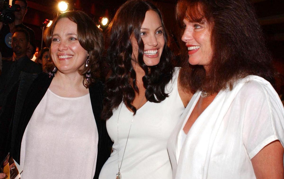 Angelina Jolie z mamo | Angelina Jolie leta 2001 (v sredini) skupaj z mamo Marcheline Bertrand (levo) in igralko Jacqueline Bisset (desno). | Foto Profimedia