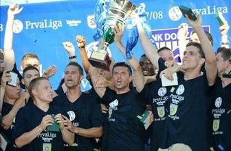 Pokal v rokah Domžalčanov, polna mreža Drave