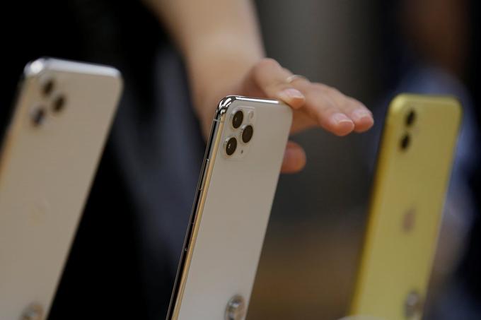 Apple zatrjuje, da je šlo za zelo redek incident. Uradni servis za pametne telefone iPhone v ZDA, ki ga iPhone izvaja s pomočjo številnih poslovnih partnerjev, sicer velja za zelo zanesljivega. | Foto: Reuters