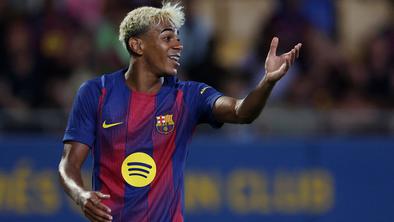 Najstniški zvezdnik Barcelone pokazal sedem let starejše dekle