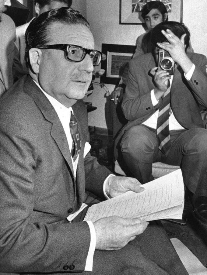 Salvador Allende je bil 28. čilski predsednik. Na oblast je prišel 3. novembra 1970. Bil je prvi socialistični predsednik v Latinski Ameriki, ki je na oblast prišel na demokratičnih volitvah. Ker je napovedoval nacionalizacijo naravnih virov in velikih industrij v državi ter predvsem izboljšanje življenjskih pogojev delavskega razreda, je stopil na prste številnim nasprotnikom. Med drugim tudi ameriški obveščevalni agenciji Cia, ki je tajno podprla državni udar, ki ga je izvedel general Augusto Pinochet na današnji dan pred 50 leti, 11. septembra 1973. Allende je zavrnil možnost odstopa, nato pa še isti dan storil samomor. V državi sta se začela krvava vojaška diktatura in pregon političnih nasprotnikov. Več tisoč ljudi je izginilo in bilo ubitih. | Foto: Guliverimage