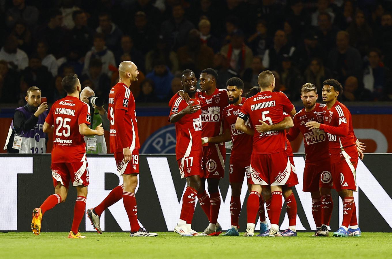 Les joueurs de Brest, qui disputeront la Ligue des champions cette saison, ont pris l'avantage 1-0 à Paris à la 29e minute, mais ils sont finalement repartis la tête basse. | Photo: Reuters