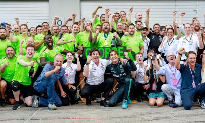 Veselje Mercedesove ekipe po njihovi prvi zmago po 33 dirkah, po VN Brazilije 2022 | Foto: Guliverimage
