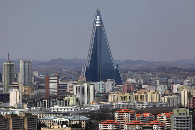 Nedokončana 330 metrov visoka stavba s kar 105 nadstropji je eden največjih turističnih, arhitekturnih in gradbenih polomov 20. stoletja. Severna Koreja je hotel začela graditi leta 1987, odprli naj bi ga leta 1992, ob stoletnici rojstva utemeljitelja današnjega severnokorejskega režima Kima Il Sunga. To se nikoli ni zgodilo, ker je državi zmanjkalo denarja. Otvoritev so prestavili večkrat, nazadnje bi se morala zgoditi leta 2013. Stavba je še danes velikanska prazna lupina in strašljiv spomenik severnokorejski grandioznosti, ki pa je brez prave duše. | Foto: 