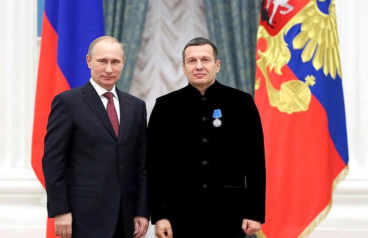 Vladimir Solovjov (desno) in ruski predsednik Vladimir Putin leta 2013 | Foto: Profimedia