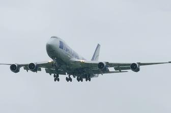 Redek prizor na Brniku: pristal je jumbo jet #video