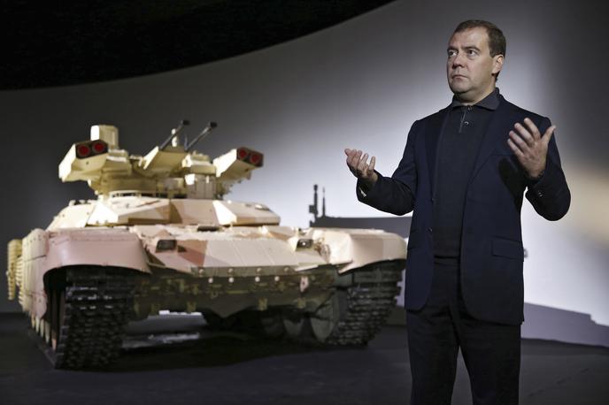 Terminator | Nekdanji ruski predsednik države in predsednik vlade Dimitrij Medvedjev med predstavitvijo druge različice Terminatorja leta 2013. | Foto Reuters