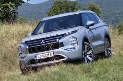 Mitsubishi outlander: ostaja posebnež, med tekmeci pa ni več edini s kablom #foto