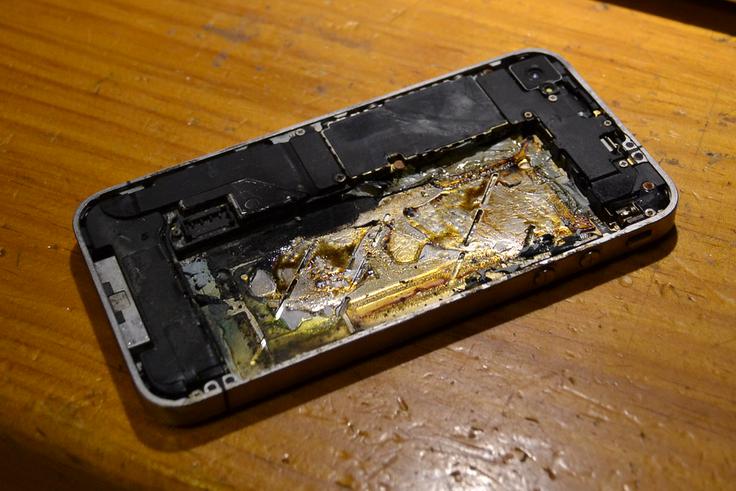 Takšen napad na polnilni adapter je izredno težko odkriti oziroma zaznati, v najslabšem primeru pa lahko previsoka moč polnjenja dobesedno stali pametni telefon.  | Foto: Flickr / Carlos Sancho