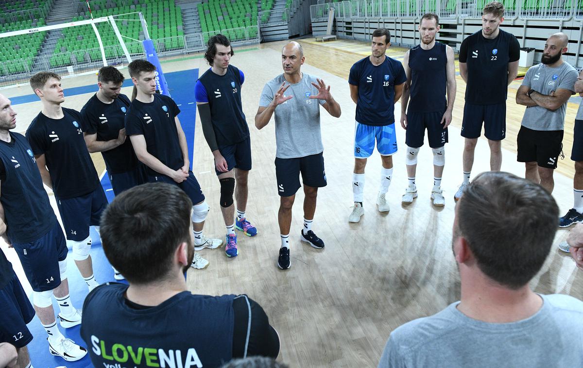 slovenska odbojkarska reprezentanca | Slovenski odbojkarji so se vrnili v Stožice, kjer bodo med 16. in 20. julijem gostili tretji turnir lige narodov in se poskušali zavihteti med osmerico, ki bo konec meseca igrala na zaključnem turnirju na Kitajskem. | Foto Odbojkarska zveza Slovenije