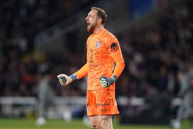 Jan Oblak je imel na gostovanju v Barceloni ob lobu Raphinhe tudi srečo, sicer pa zbral šest vrhunskih obramb in si prislužil visoke ocene za nastop. | Foto: Guliverimage