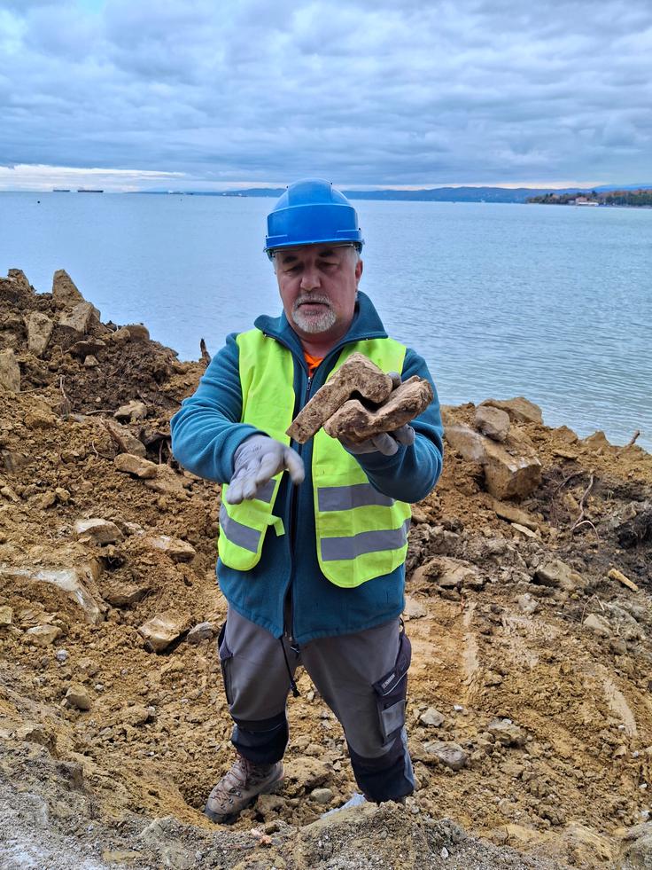 V podjetju Avgusta, ki izvaja arheološke raziskave, pa so za STA pojasnili, da je bilo na območju ceste Škofije–Moretini–Lazaret odkritih nekaj posameznih kosov rimskodobnega materiala v naplavljenih ali premešanih plasteh. | Foto: Občina Ankaran