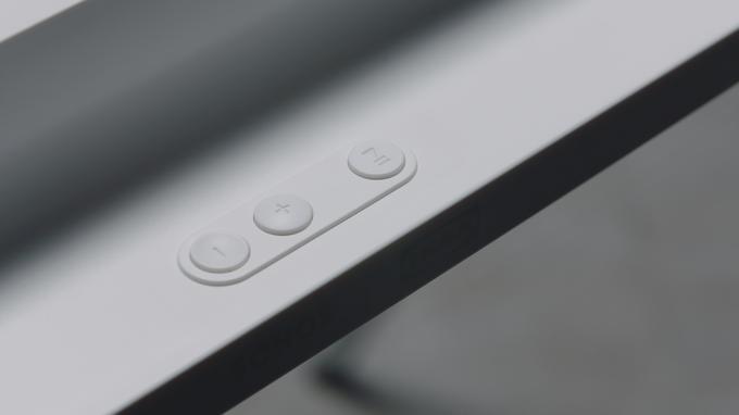 Ob vseh razpoložljivih možnostih nadzora na daljavo je malo verjetno, da bo kdo posegel po gumbih na zvočniku, a so vendarle na voljo. | Foto: Podjetje IKEA