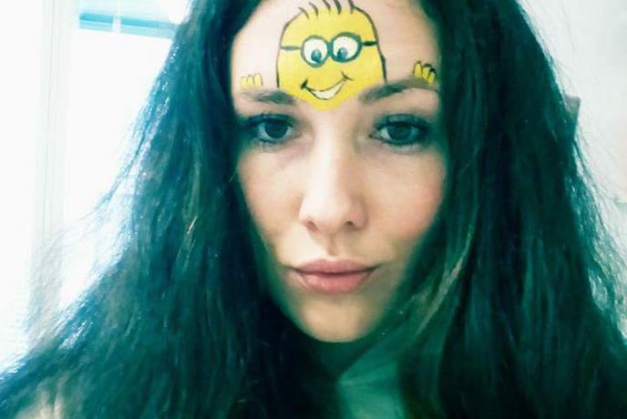 Petra, ki živi v državi, kjer gredo pozimi v službo tudi s tekaškimi smučmi