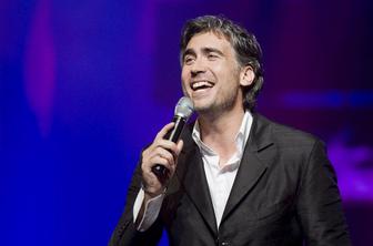 Jan Plestenjak in Modrijani delijo En poljub (video)