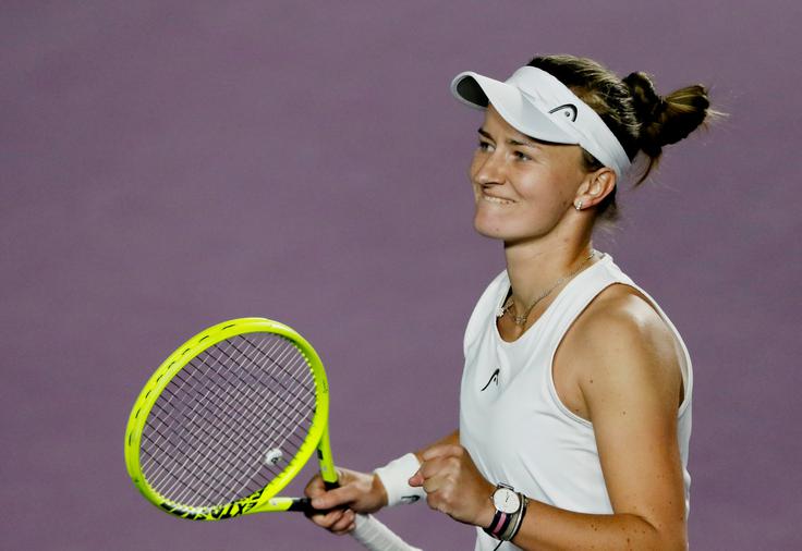 Barbora Krejčikova je v polfinalu proti Estonki Anett Kontaveit ubranila kar sedem zaključnih žogic. | Foto: Reuters