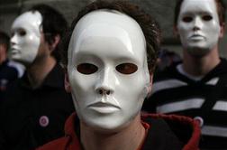 Sindikalisti z maskami na obrazu opozorili na socialno stisko delavcev (FOTO)