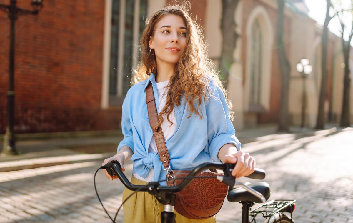 ženska, dekle, kolo, jesen | Foto Shutterstock