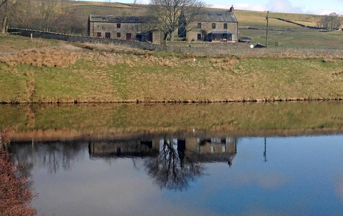 Hannah Hauxwell | Brez elektrike, tekoče vode ali stalnih prihodkov je kmetijo upravljala sama, med preprostimi radostmi narave in neusmiljenimi zahtevami preživetja. | Foto Profimedia