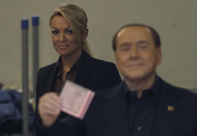 Da nista več par, je Berlusconijevo dolgoletno dekle Francesca Pascale izvedela iz sporočila za javnost, ki ga je medijem poslala njegova stranka. | Foto: Guliverimage/AP