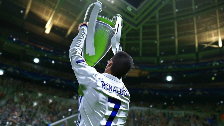 Medtem ko nogometaši v seriji PES dvigujejo pravi pokal lige prvakov (na sliki), se morajo igralci Fife zadovoljiti  z brezobličnim pokalom, na katerem je generičen napis Prvaki. A to se bo morda kmalu spremenilo.  | Foto: 