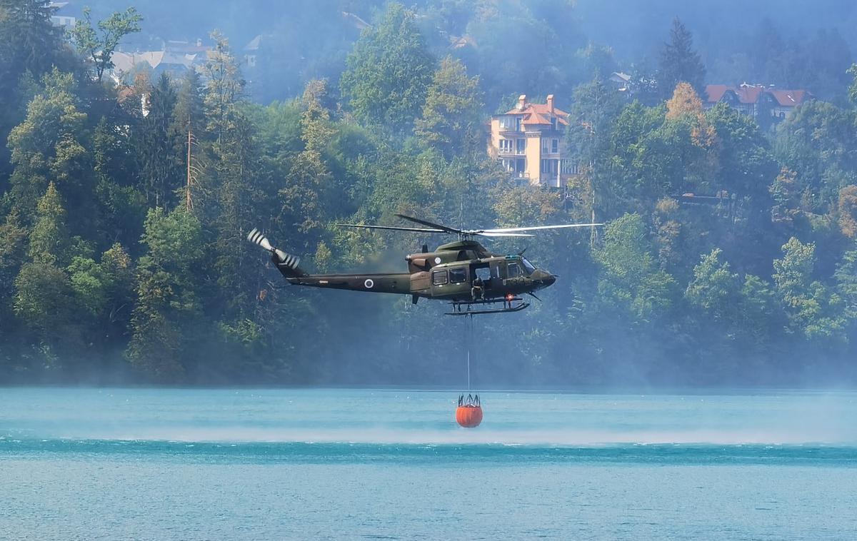 Požar Bled | Zagorelo je v predelu gozda nad blejsko železniško postajo in Zako nad tribunami. | Foto Miha Žvegelj