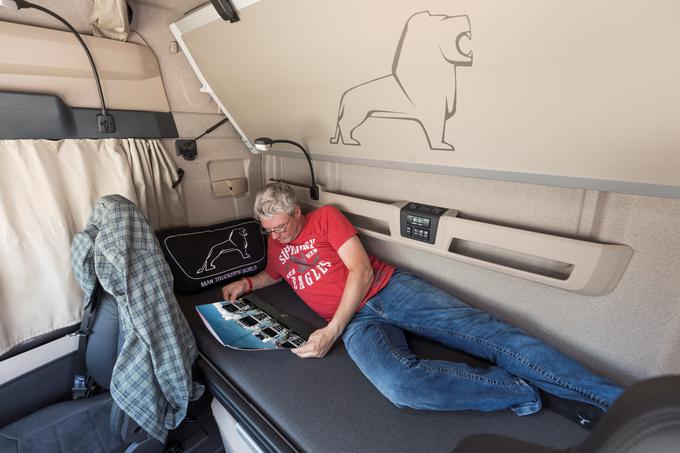 Udobje kabine tovornjaka je le navidezno. Prostora ni tako veliko, predvsem pa so pogoji v njej poleti vse prej kot prijetni. | Foto: MAN