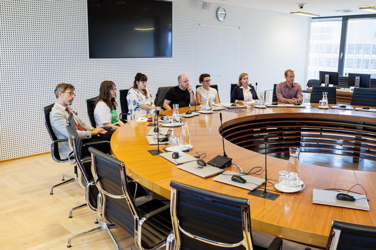 Premier Golob se je danes srečal tudi s predstavniki Združenja ravnateljev in pomočnikov ravnateljev, Zveze društev pedagoških delavcev Slovenije in Inštituta 8. marec, kjer so ga pozvali k brezplačnim gradivom v šolah, torej učbenikom in delovnim zvezkom. | Foto: Nebojša Tejić/STA