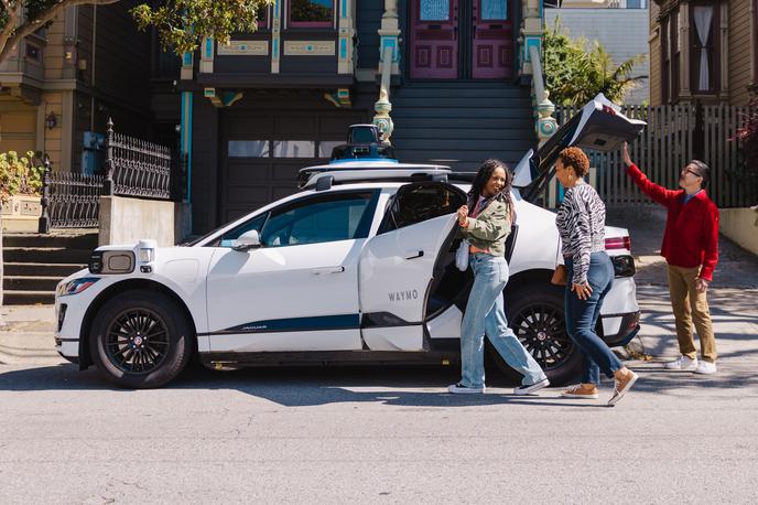 Waymo samovozeči taksi robotaksi | Waymo trenutno izvaja več kot 400 tisoč plačljivih avtonomnih voženj na teden. | Foto Waymo