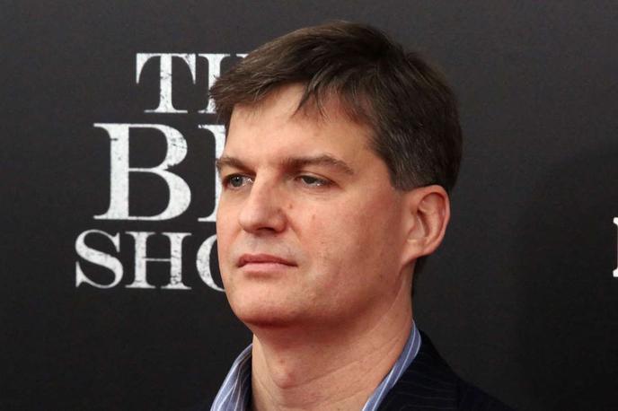 Michael Burry | Po dogodkih iz let 2007 in 2008, ko je Michael Burry napovedal zlom trga drugorazrednih hipotekarnih posojil, temu pa je kasneje sledila sprva ameriška in nato še globalna finančna kriza, so posneli hollywoodski film The Big Short (Velika poteza), v katerem je Burryja upodobil igralec Christian Bale. | Foto Profimedia