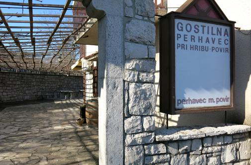 Gostilna Pri hribu: še v najslabšem mesecu razprodana oštarija
