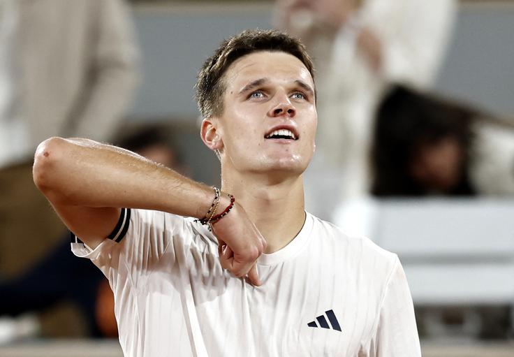 Jakub Menšik je v slabih treh urah premagal leto dni mlajšega Brazilca. | Foto: Reuters