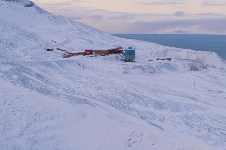 Programska koda lahko več sto metrov pod polarno pustinjo čaka več kot tisoč let, pa bo podatke na filmu še vedno mogoče prebrati, pravijo pri GitHubu.  | Foto: GitHub