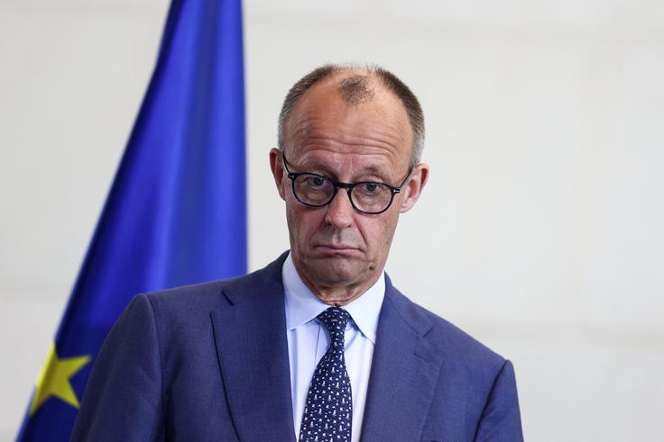 Nemški kancler Friedrich Merz je medtem označil današnji dan na vrhu G7 za "dan upanja" in po poročanju nemške tiskovne agencije DPA izrazil optimizem, da si bodo Evropejci in Trump glede Ukrajine prizadevali za isti cilj. "Kar vsem nam daje razlog za zaupanje, je formulacija predsednika Trumpa: Rusija mora končati to vojno. Mislim, da je to jasno sporočilo," je dejal. | Foto: Reuters