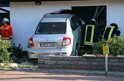 Kako je 78-letna Nemka z avtomobilom zapeljala skozi zid v hišo