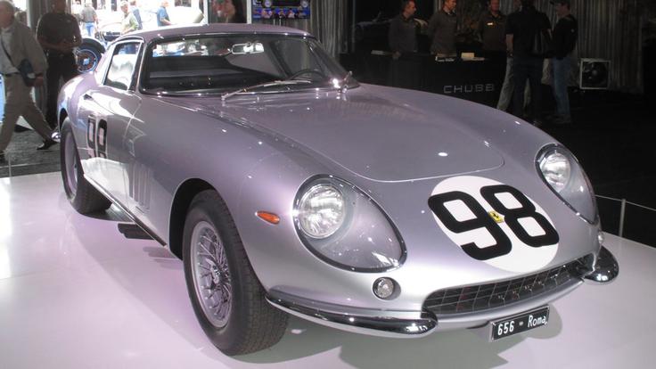 Eden izmed dvanajstih izdelanih ferrarijev 275 GTB/C, ki ima za seboj številne pomembne zmage. Avto iz leta 1966 ima originalno šasijo in karoserijo, ki pa so ju v preteklosti v celoti obnovili. Prodali so ga za 14,52 milijona dolarjev. V preteklosti so za ta model Ferrarija iztržili tudi že več denarja, na primer 26,4 milijona dolarjev leta 2014. | Foto: 