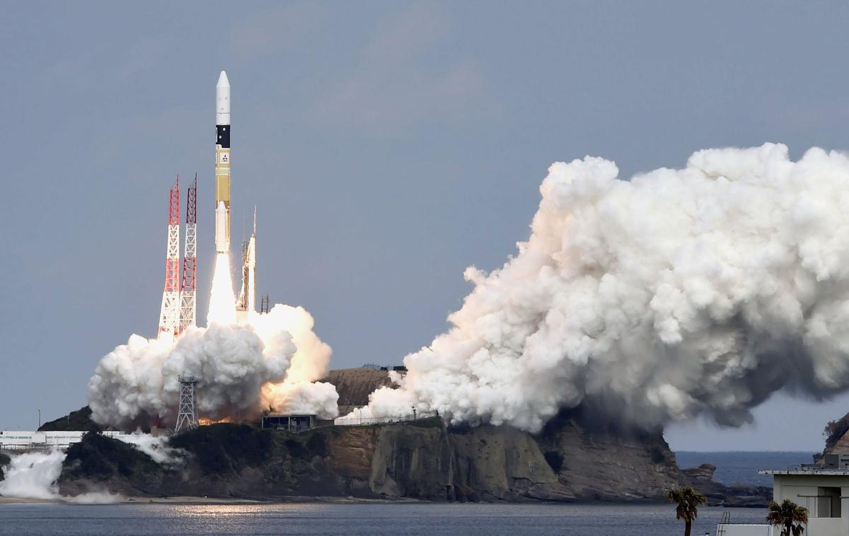 hayabusa 2 asteroid japonska raketa izstrelitev | Misijo Hyabusa, ki je vredna okoli 30 milijard jenov, kar je 283 milijonov evrov, so zagnali decembra leta 2014. Plovilo se bo skupaj z vzorci predvidoma vrnilo na Zemljo leta 2020. | Foto Reuters