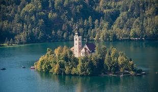 Spor na Bledu: pletnarji iz vode potegnili novo cerkveno ladjico