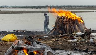Grozljivi prizori: na bregove reke Ganges naplavilo trupla žrtev covida